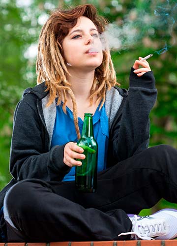 молодая девушка с бутылкой пива в руке - концепция подросткового алкоголизма